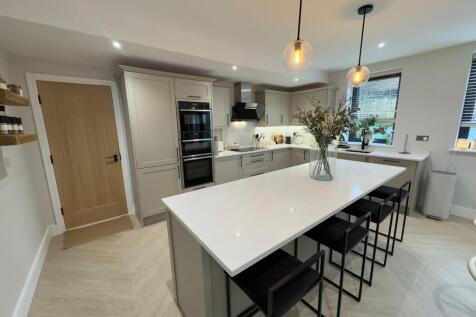 KITCHEN / DINING 