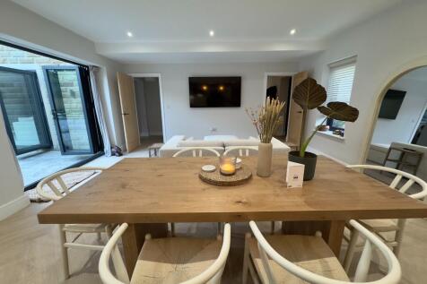 KITCHEN / DINING 