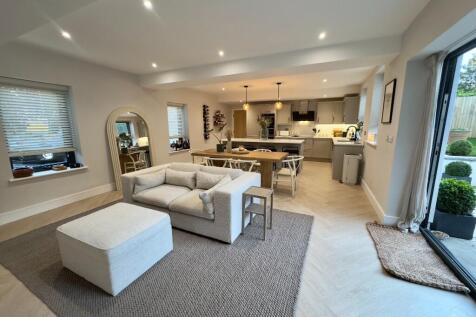 KITCHEN / DINING 