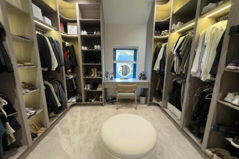 WALK IN WARDROBE