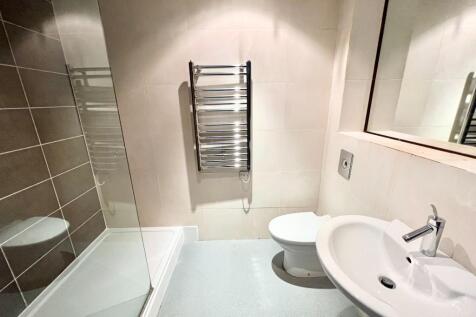 EN-SUITE BATHROOM 1