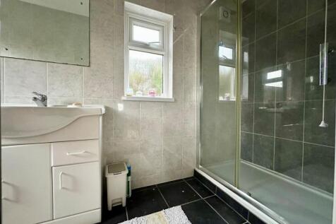 En-suite shower.jpg