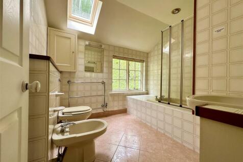 En suite bathroom 1.1.jpg
