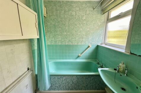Bathroom 1.jpg