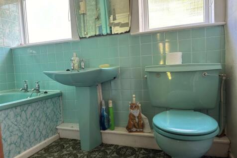 Bathroom 2.jpg