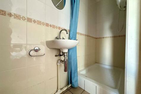 En suite shower.jpg