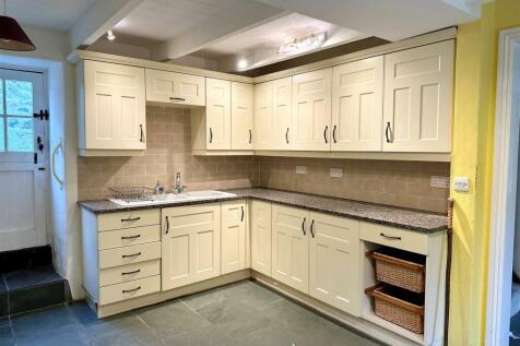 Kitchen 2.jpg
