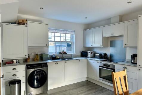 Kitchen 2.jpg