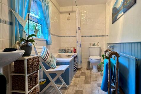 Bathroom 1.jpg