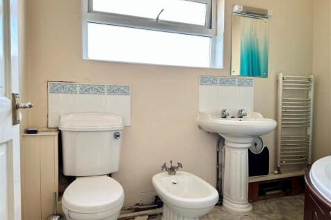 Bathroom 1.jpg