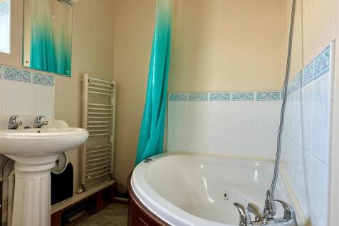 Bathroom 2.jpg