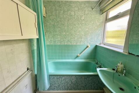 Bathroom 1.jpg