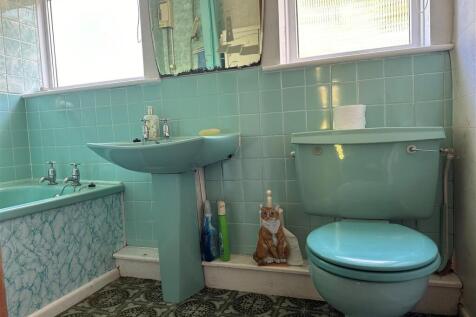 Bathroom 2.jpg