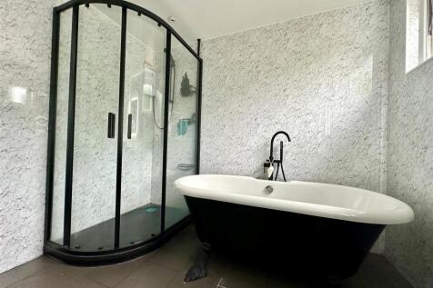 Bathroom 1.jpg