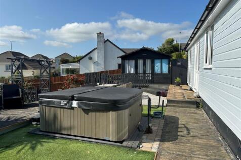 Hot tub and summer house.jpg