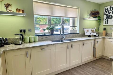 Kitchen 2.jpg