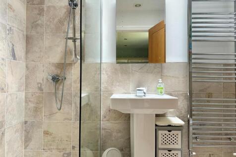 En-suite Two.jpg