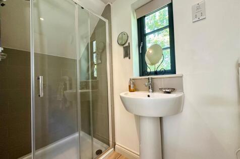 Annexe Shower Room.jpg