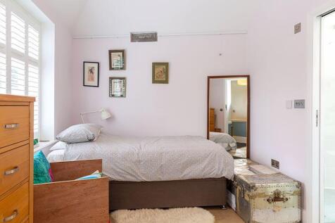 Guest bedroom 