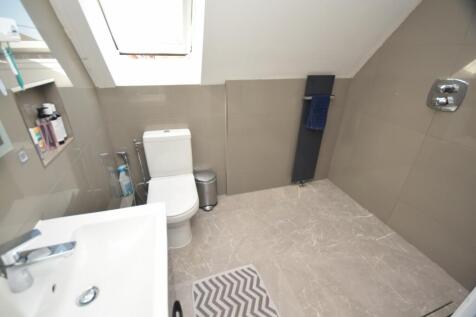 Top Floor Master En Suite Bathroom
