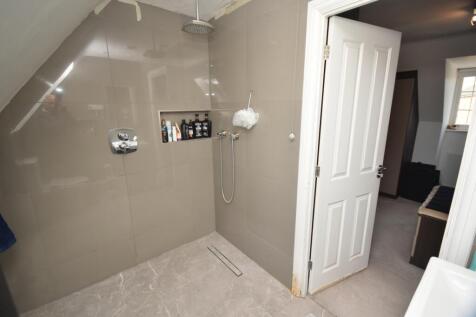 Top Floor Master En Suite Bathroom