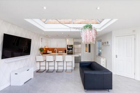 Kitchen/Entertainment