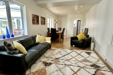 sitting room/dining room
