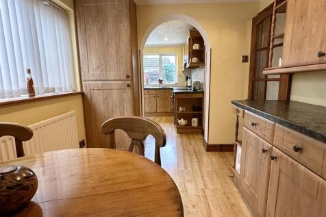 breakfast room to kitchen