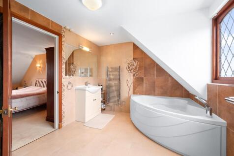 en-suite bed 2