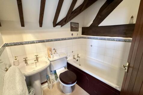 bathroom (bed 2)