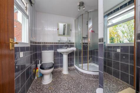shower room (en-suite)