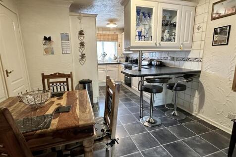 open-plan dining/kitchen