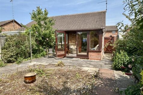 garden to house