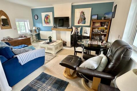 LIVING ROOM/DINING