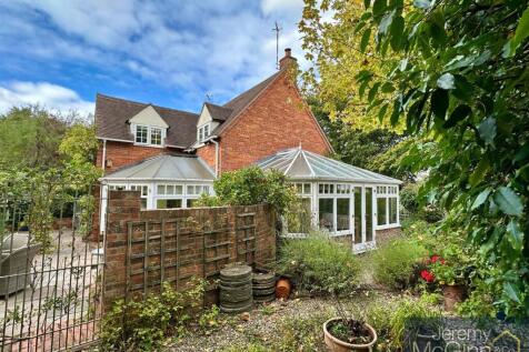 side garden to rear