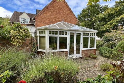 side garden to conservatory