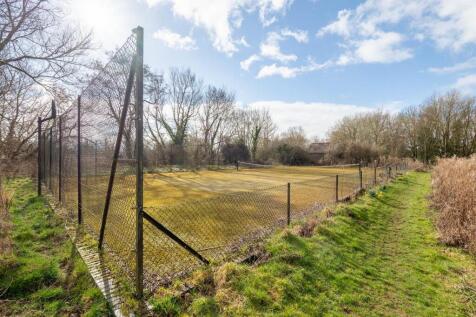 tennis court (communal)