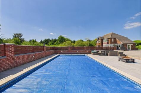 Heated Swimming Pool &amp; Patio