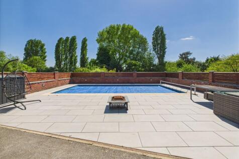 Heated Swimming Pool &amp; Patio