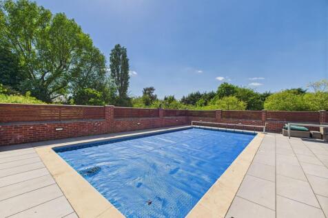Heated Swimming Pool &amp; Patio