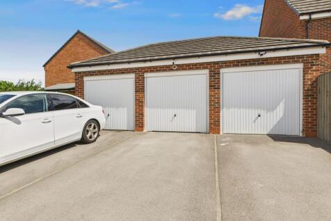 Garage and Parking Space (Middle One)