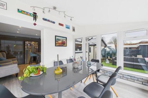 SUNROOM/DINING ROOM