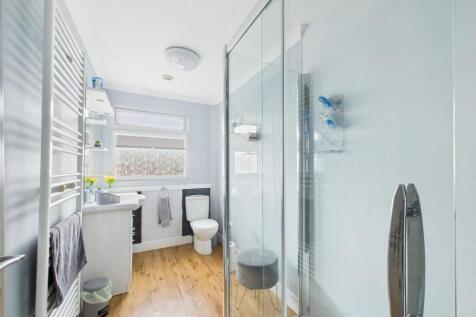 APARTMENT SHOWER ROOM