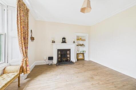 SITTING ROOM/BEDROOM 5
