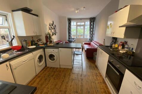 17ba.kitchen lounge.jpg