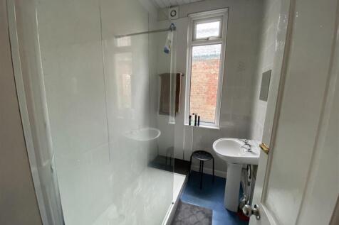 17ba.1st floor shower room.jpg