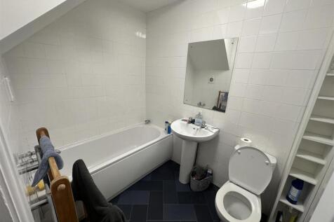122dr.bathroom2 ds back.JPG