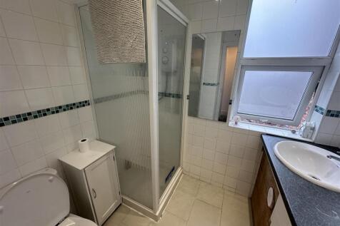 122dr.shower2 1st floor back.JPG
