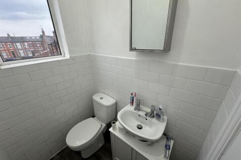 122dr. wc 1st front.JPG