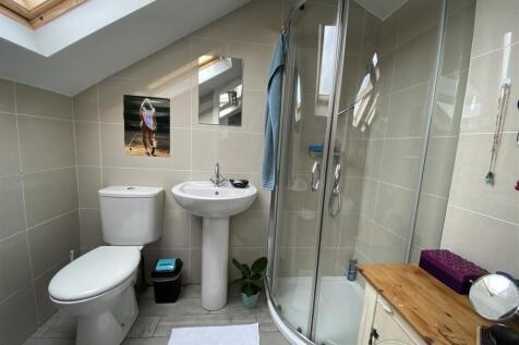 19da. bed 5 ensuite.JPG